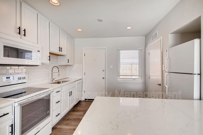 Photo - 3330 Cook St