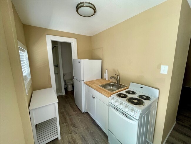 Building Photo - 1814 Ave M 1/2 Unit 7 Rental