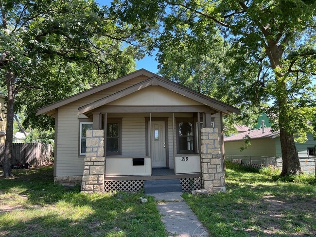 Building Photo - Remodeled Like New 2 Bedroom 1 Bath Rental