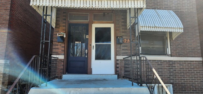 Building Photo - "Charming 2-Bedroom Duplex in St Louis – Your Next Cozy Retreat Awaits!" Unit 2F
