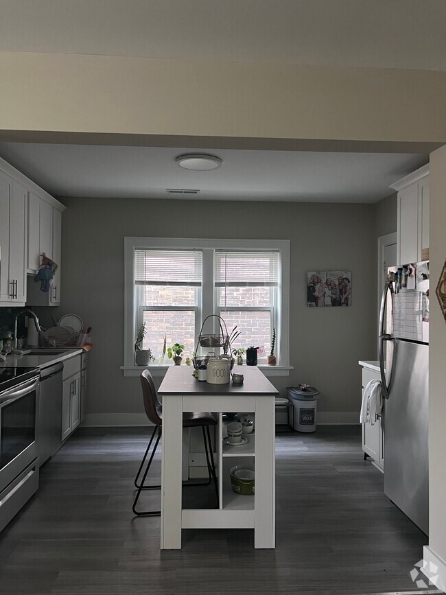 Building Photo - 2571 S Kinnickinnic Ave Unit 12 Rental