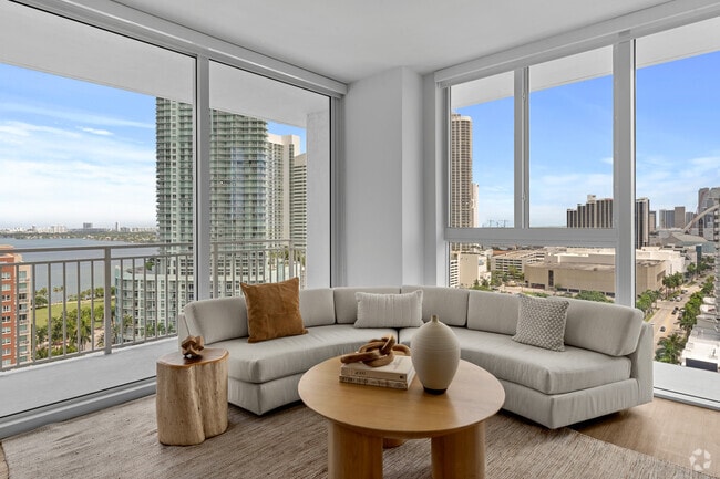1BR, 1BA - 710SF - Living Room