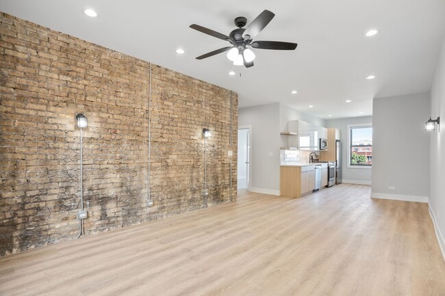 Building Photo - 7503 N Eastlake Ter Unit 2 Rental