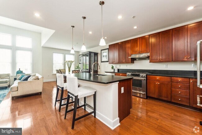 Building Photo - 1418 N Rhodes St Unit B428 Rental