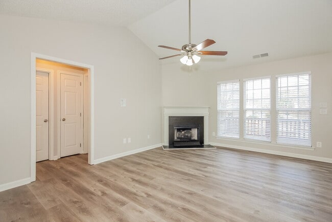 Photo - 105 Silverleaf Ct