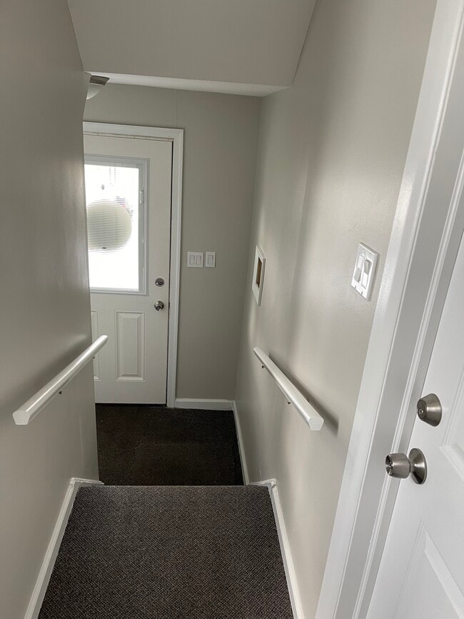 Photo - 33 Montfort Dr Apartment Unit Upper