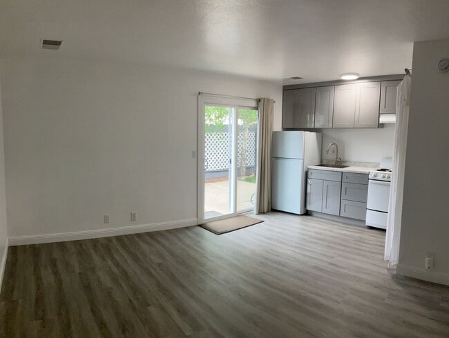 Photo - college410/412 - 7/50/0 - R Unit 412 - Back