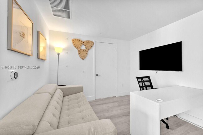 Photo - 121 NE 34th St Unidad 905