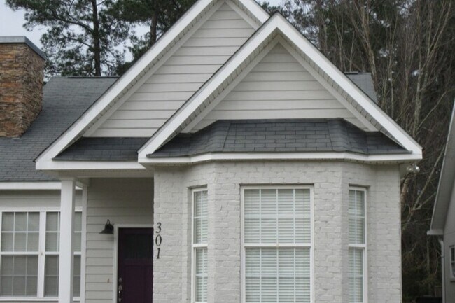 Photo - 301 Summercreek Cove