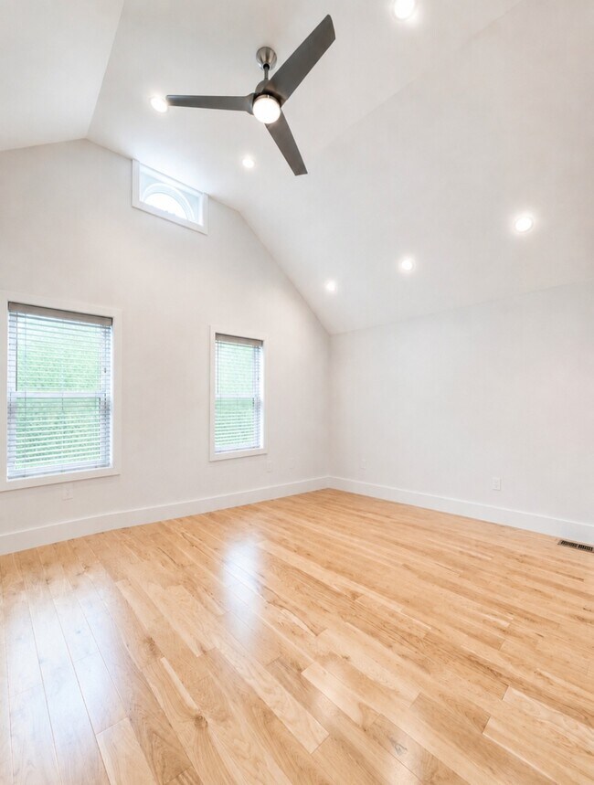 2200 W 32nd St