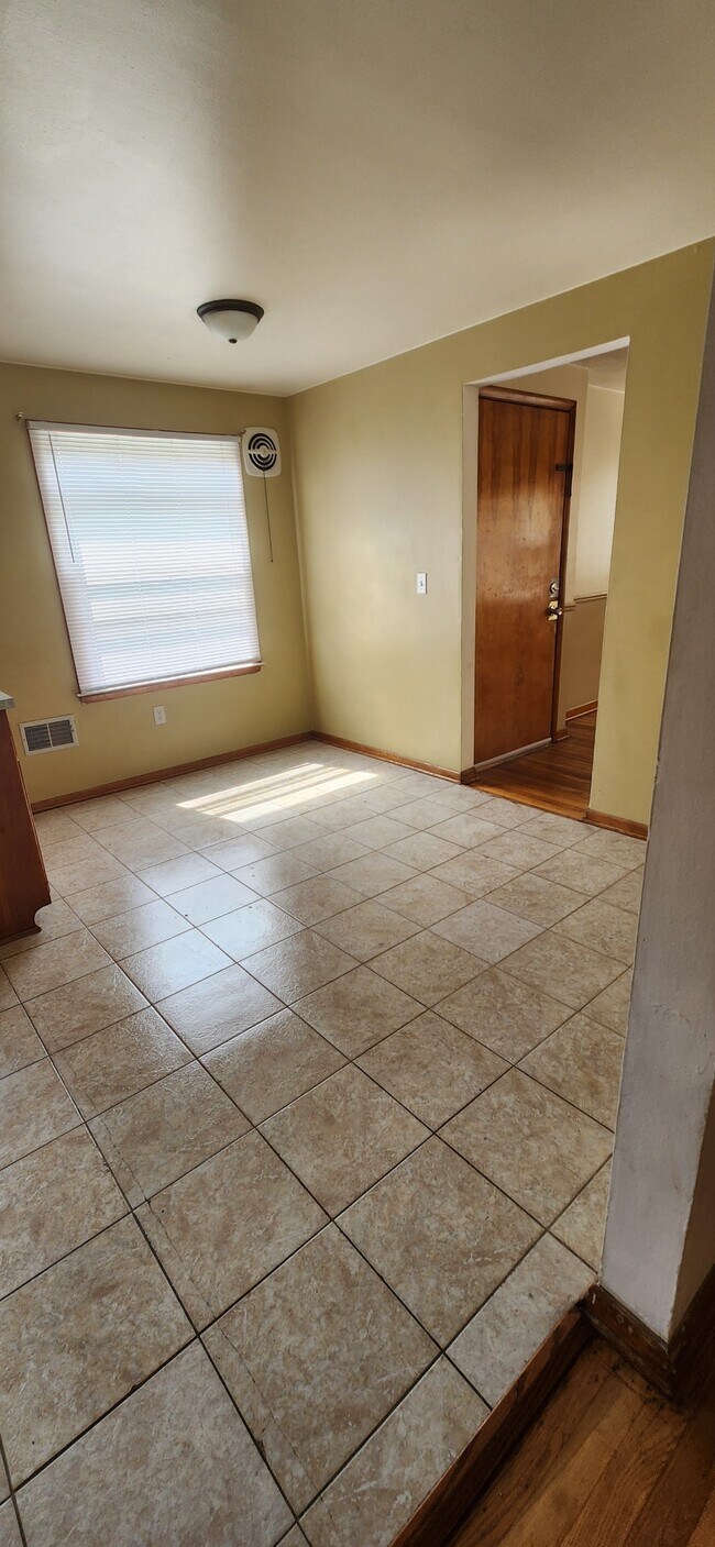 Eat in Kitchen - 4324 N 91st St Unidad 3 Bed 1B Upper