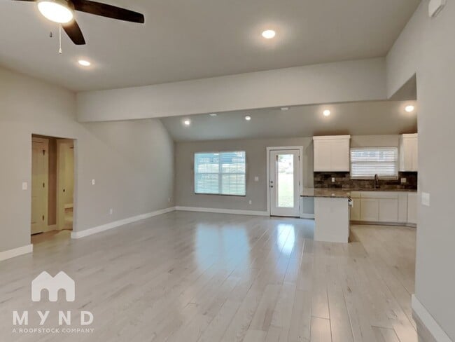 Photo - 801 W Jillian St