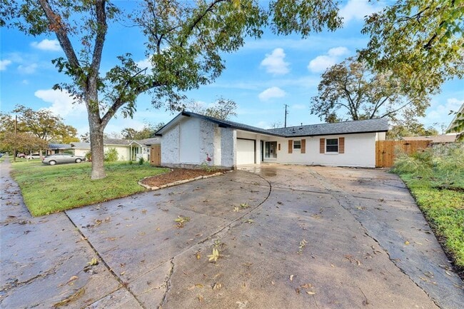 Photo - 8213 Briarwood Ln