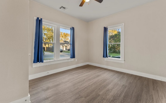 Photo - 504 Lottie St