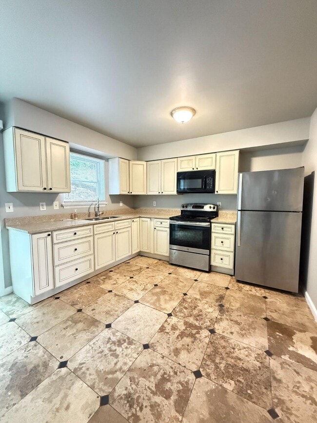 Photo - 845 Poplar St