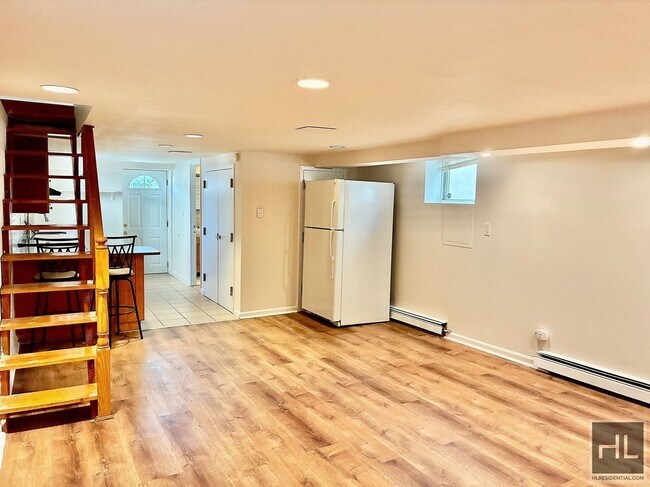 Photo - Large 2.5 bed 2 bath duplex with in unit W/D, Private Yard, Shed & Parking Available for an addit... Unidad 1