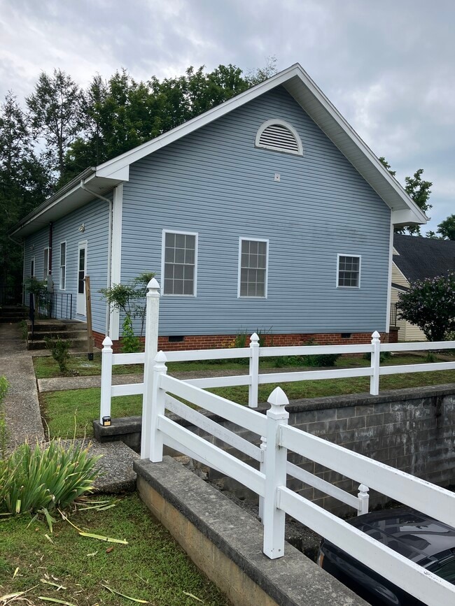 Building Photo - 1223 College Heights Dr Unit Apartment A