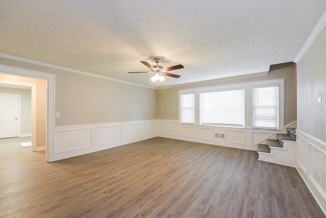 Photo - 231 Amsterdam Dr SW