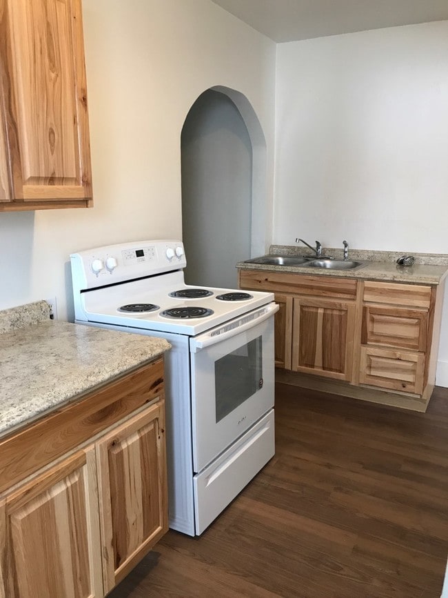 Building Photo - 152 S Kenwood St Unit 152 Kenwood