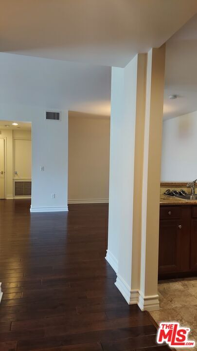 Photo - 1726 S Bentley Ave Unidad 304