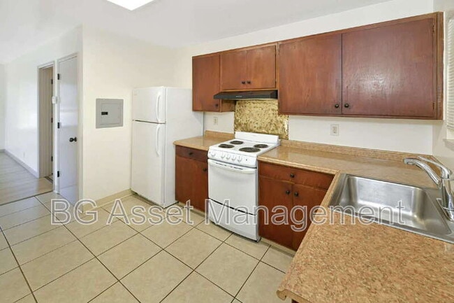 Building Photo - 8049 Greenridge Dr Unit 26