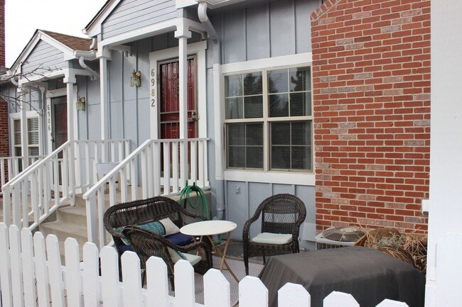 Building Photo - 3 Bedroom plus loft and Community Pool