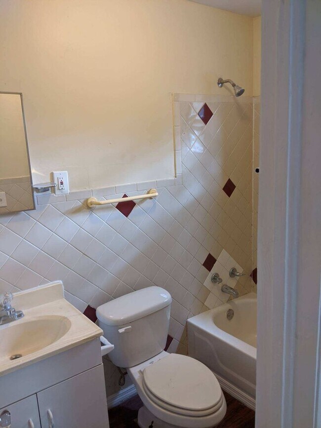 Photo - Newly Remodeled! Beautiful 2 bedroom/ 1 bath home / Laundry Room / Car Port