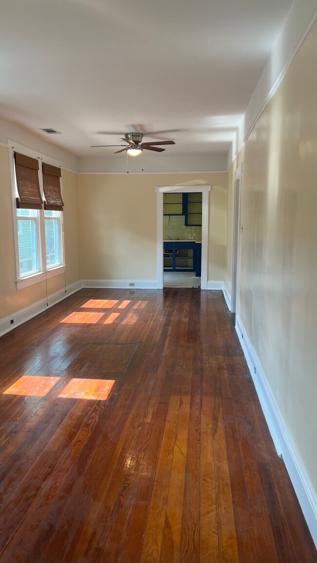 De la sala al comedor - 2537 Jasmine St