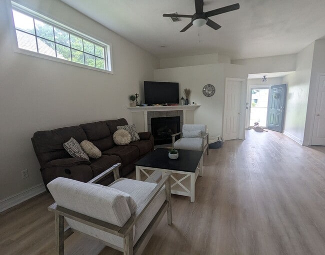 Photo - 2047 Sunny Dale Dr