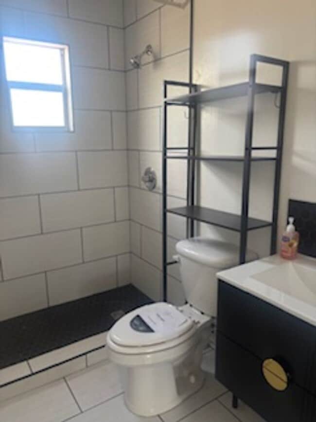 Photo - 2802 Banza St