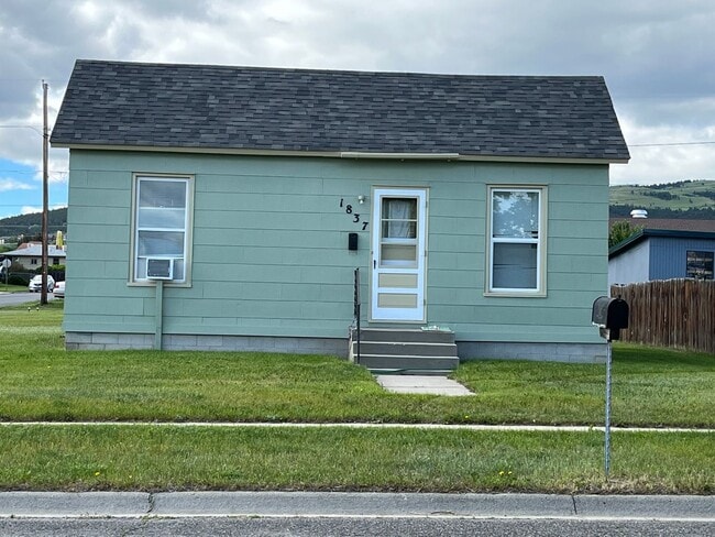 Building Photo - One Bedroom House on Corner Lot!