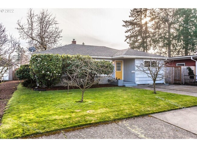 Building Photo - Charming 3 Bedroom Mid-Century Home in Bre...