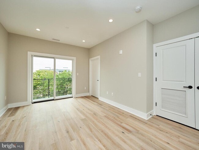 Building Photo - 1016 17th Pl NE Unit 203