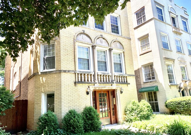 Building - 138 Custer Ave Unidad 1 Rental