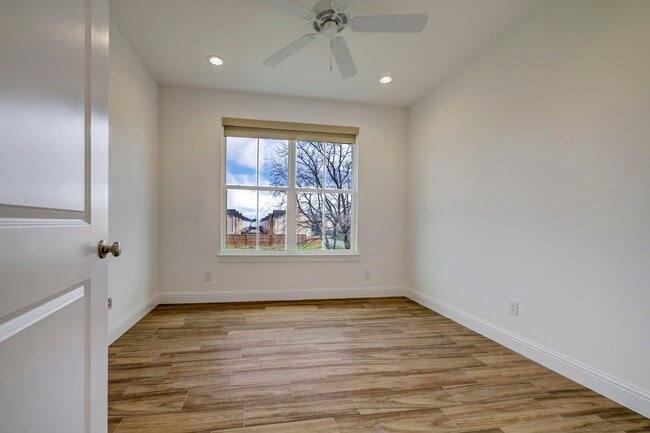 Photo - 2133 Naomi St