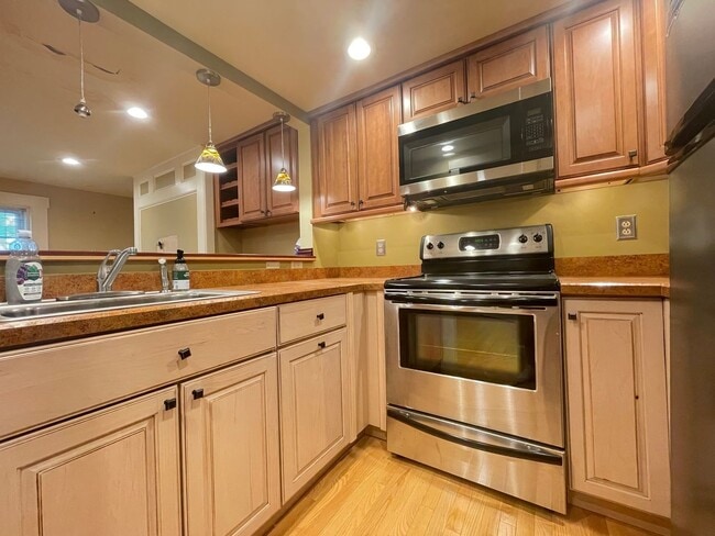 Building Photo - 131 W Merrimack St Unit Apartment 3