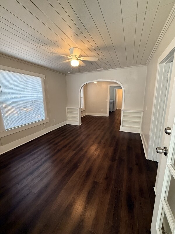 Photo - 1131 Queen St N