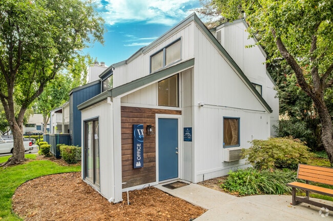 Oficina de arrendamiento - Waters Edge Apartments