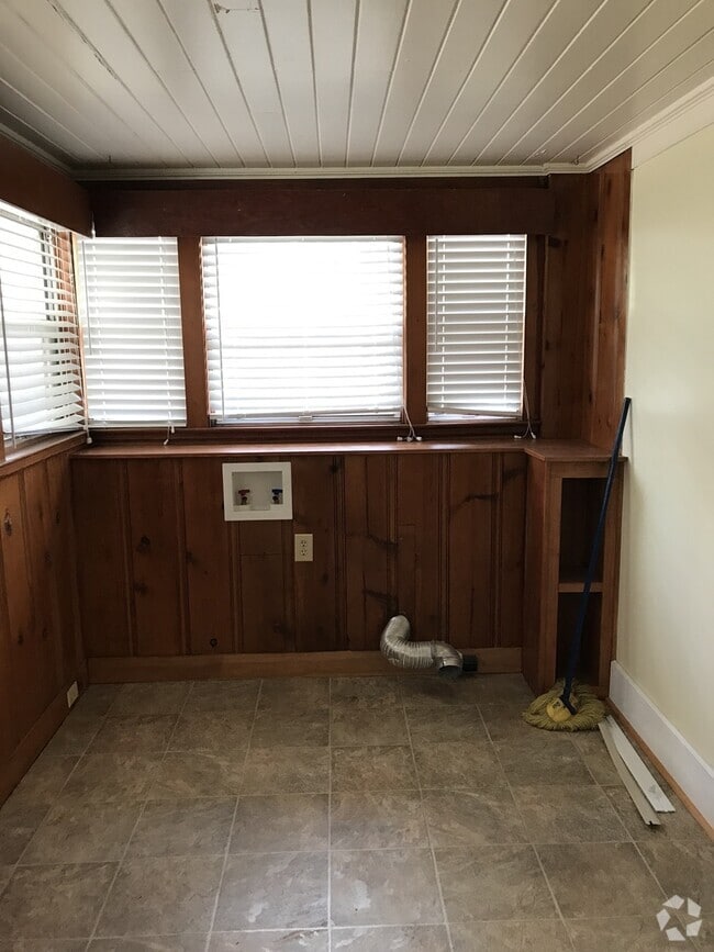 Building Photo - 3 Bed, 2 Bath Home