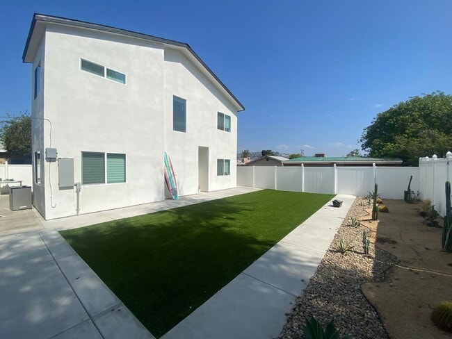 Building Photo - 4BD/2BA with great Yard!