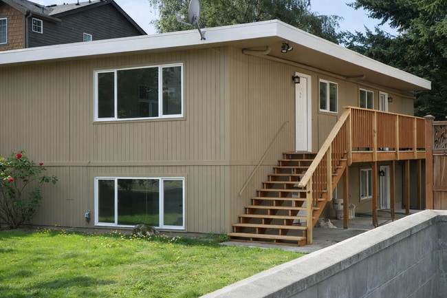Building Photo - 10550 Midvale Ave N Unit 4