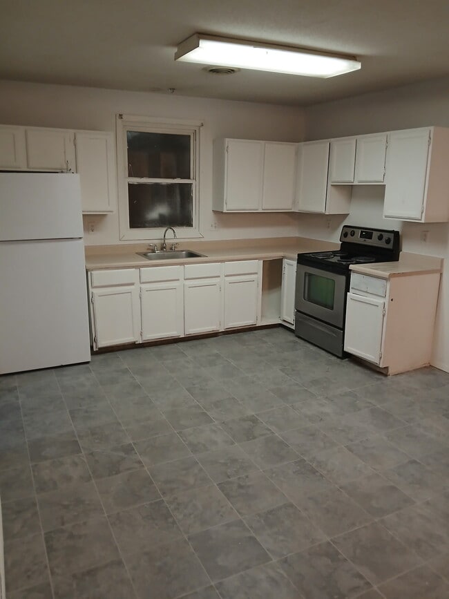 Photo - 941 W 8th St