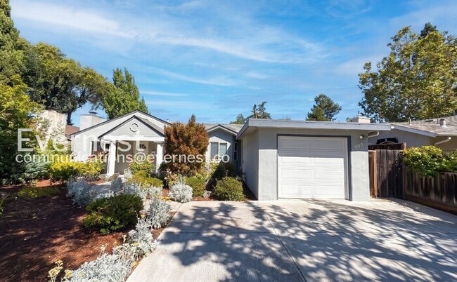 Building Photo - 4 Bed/3 Bath Home with Fenced Yard & Garage / Available Now!