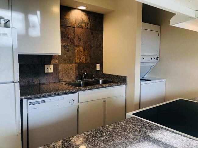 Building Photo - **MOVE IN SPECIAL** 1/2 OFF 1ST FULL MONTH... Unit #21 Rental