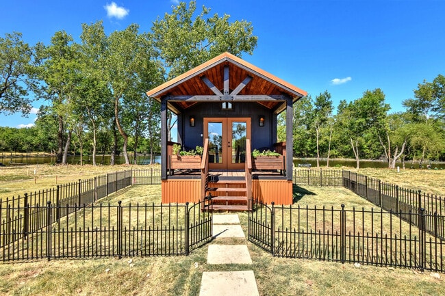 Patio cercado y terraza delantera con jardineras. - 2510 Private Road 1180