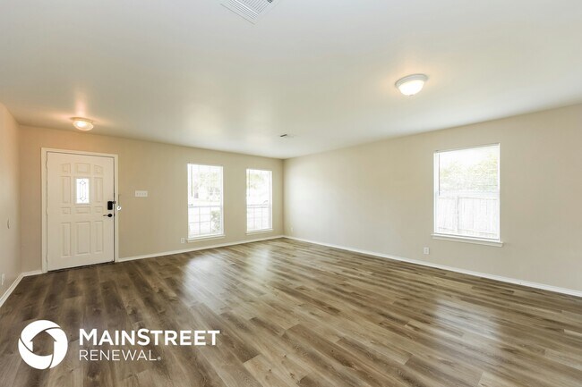 Photo - 823 Creek Gate