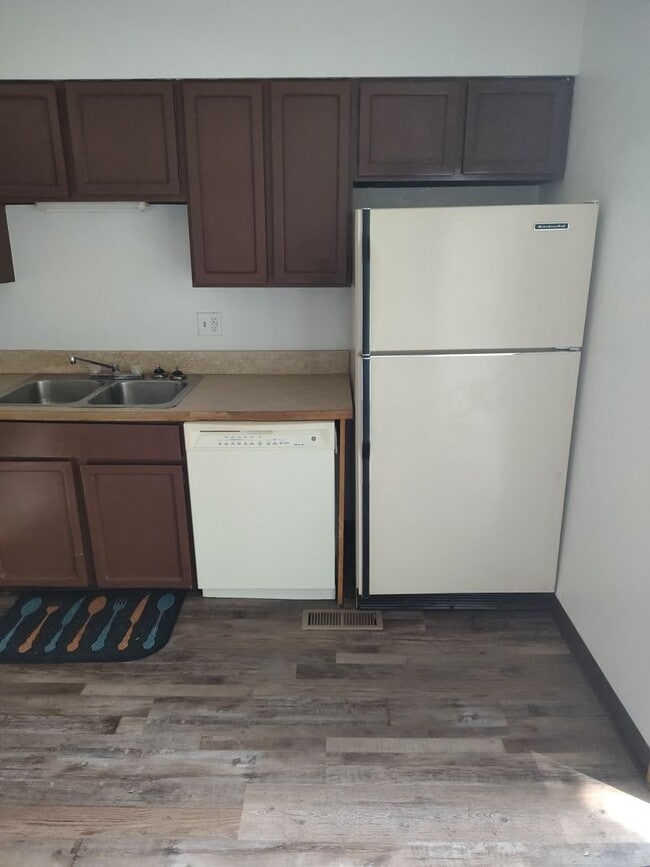 Photo - 4 Bedroom/ 2 bath Centrally Located Split Level!