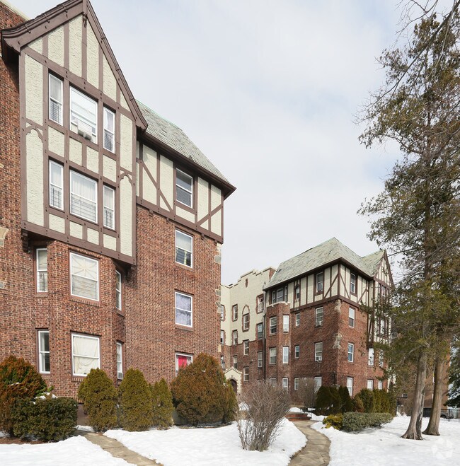 Photo - 200 W Merrick Rd Apartments