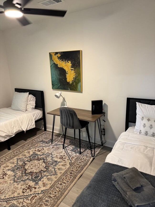 Photo - 3475 Meadowlane Pl SW