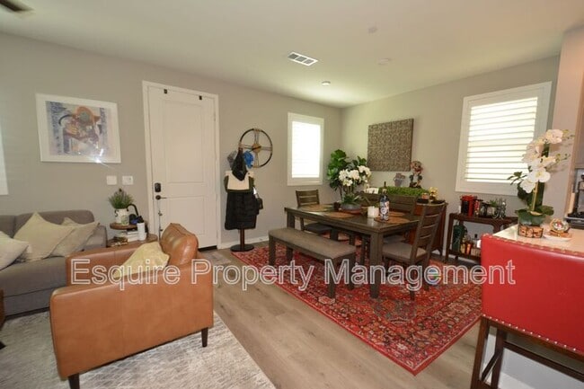 Photo - 643 Winchester Dr